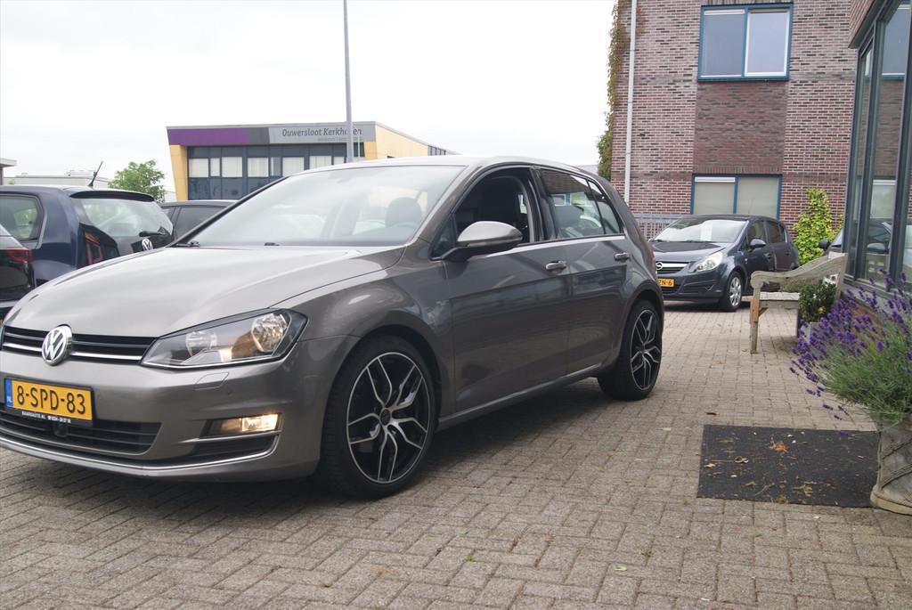 VOLKSWAGEN Golf 1.2 TSI 105pk BMT 5D Highline leer, Voorwielaandrijving, Euro 5, Gebruikt, Zwart