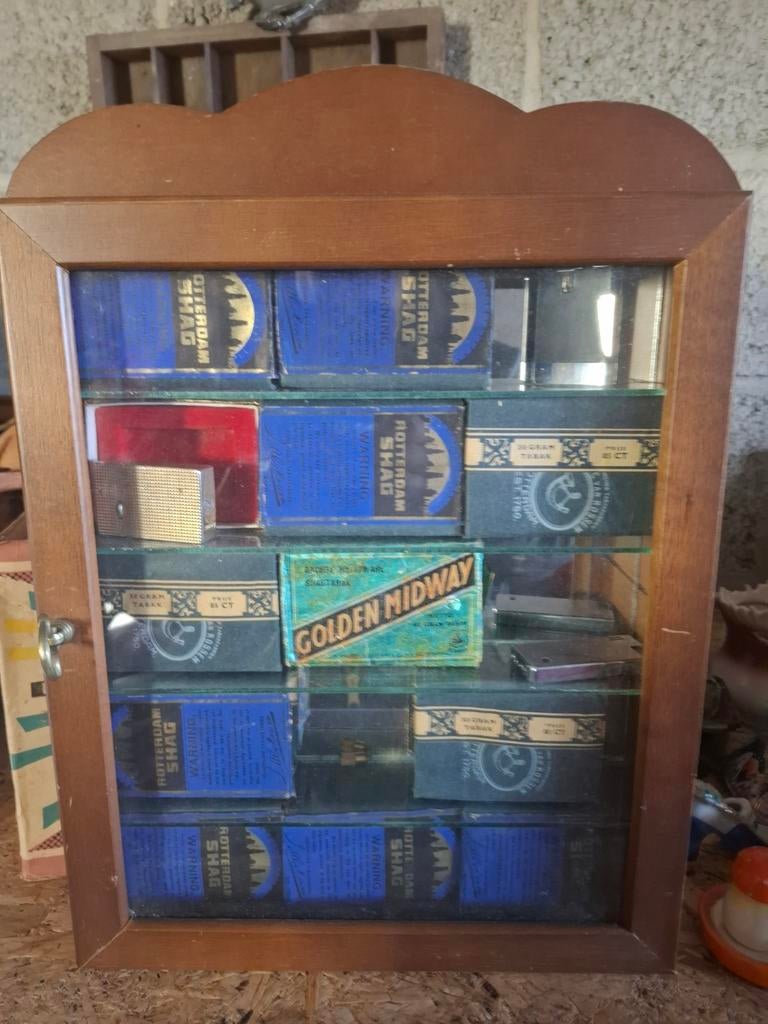Vintage Tabak Vitrinekastje met Oude Shagpakjes, Verzamelen, Merken en Reclamevoorwerpen, Ophalen of Verzenden