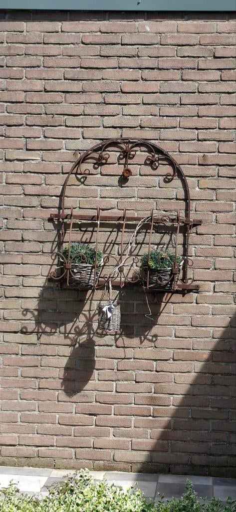 Mooi roestig hek v aan de muur!, Ophalen