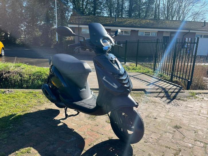 Piaggio Zip 2023 Geel kenteken E5 || Full Option, Fietsen en Brommers, Scooters | Piaggio, Zo goed als nieuw, Zip, Maximaal 45 km/u