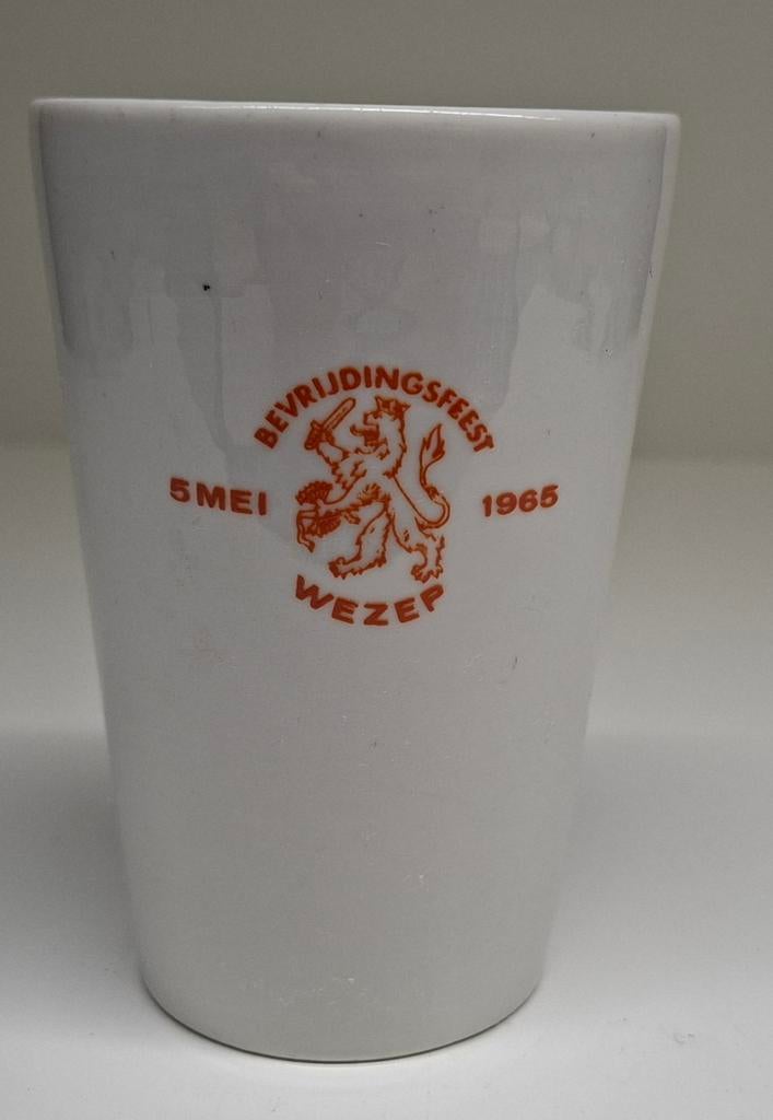 Bevrijdingsfeest beker uit 1965., Verzamelen, Ophalen of Verzenden, Gebruikt, Servies