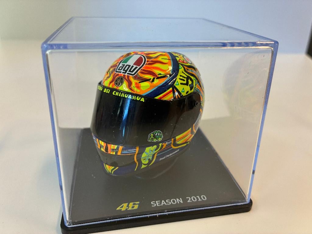 69781: Helm - MotoGP - Valentino Rossi - Season 2010 - 1:5, Hobby en Vrije tijd, Modelauto's | 1:5 tot 1:12, Overige typen, Zo goed als nieuw