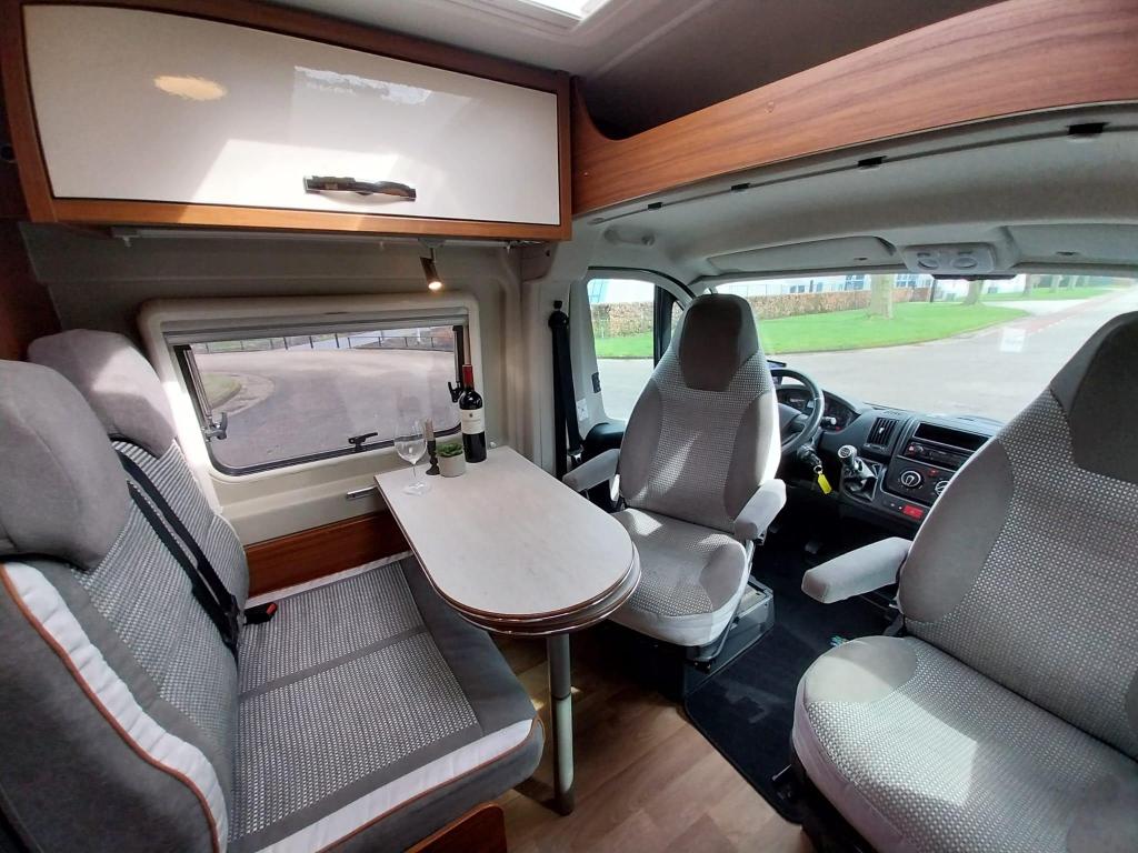 Prachtige Globecar Roadcamp R met een lengte van 560 cm !!!, Caravans en Kamperen, Buscamper of Camperbus, Ringverwarming, Treinzit