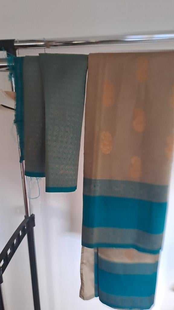 Nieuwe, ongebruikte sari met gouden details en blauwe rand, Kleding | Dames, Ophalen of Verzenden, Nieuw