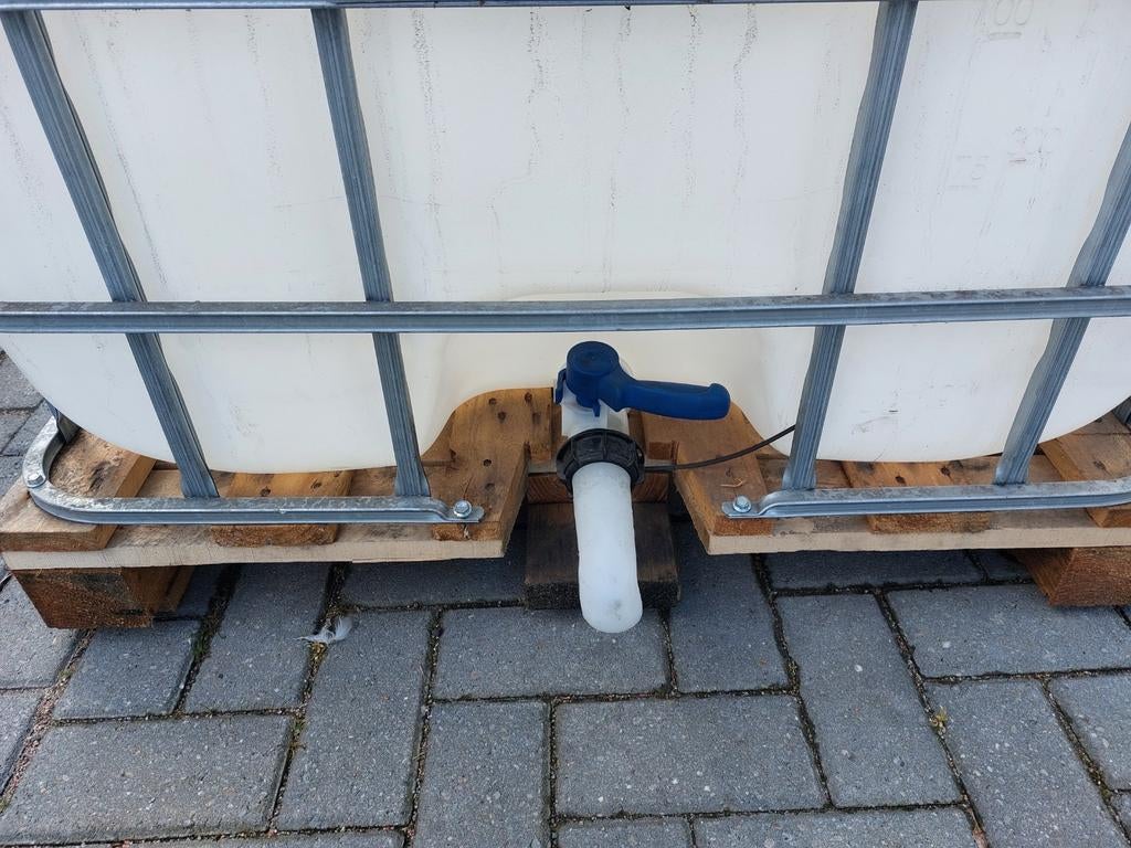 Grote watertank 1000 liter met kooi en kraan, Ophalen, Kunststof, Gebruikt, Met kraantje