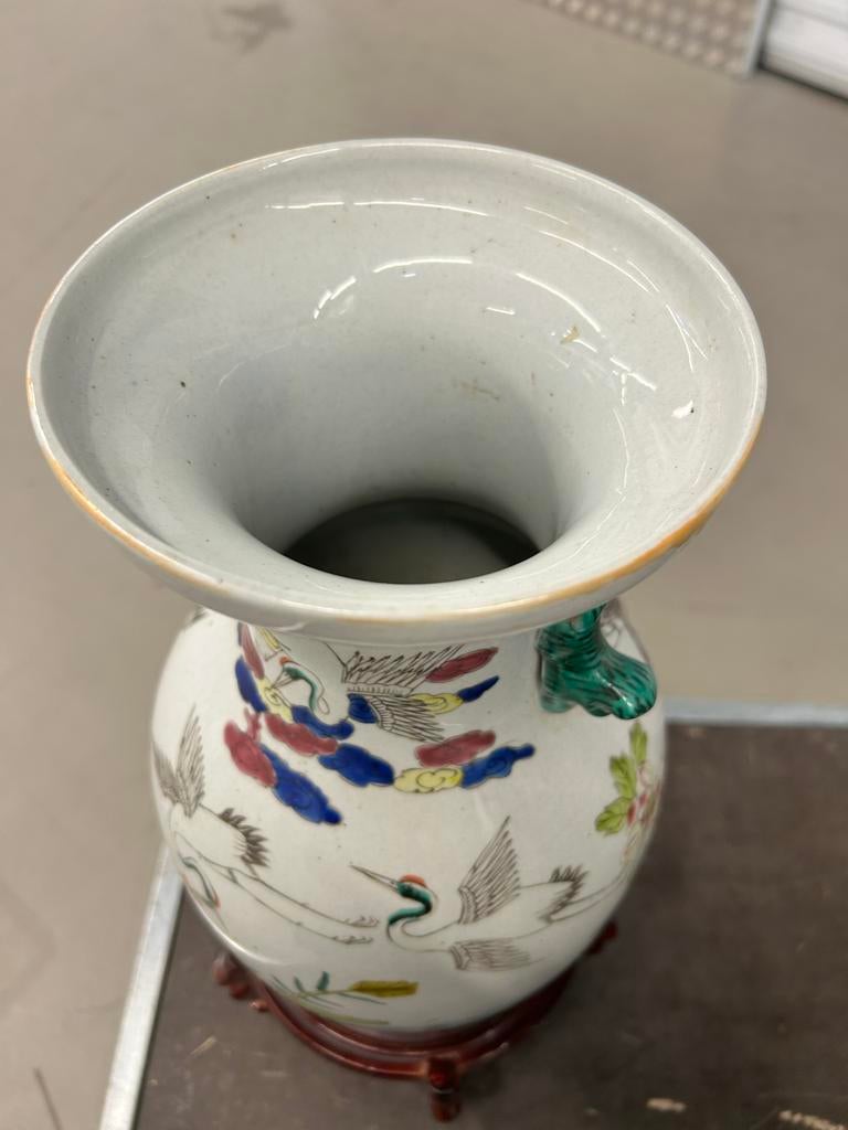 Porseleinen vaas Famille Verte met feniks en bloemen, Antiek en Kunst, Antiek | Vazen, Ophalen of Verzenden