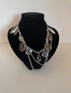 Zilverkleurige ketting met diverse hangers, Nieuw, Ophalen of Verzenden, Zilver, Overige materialen