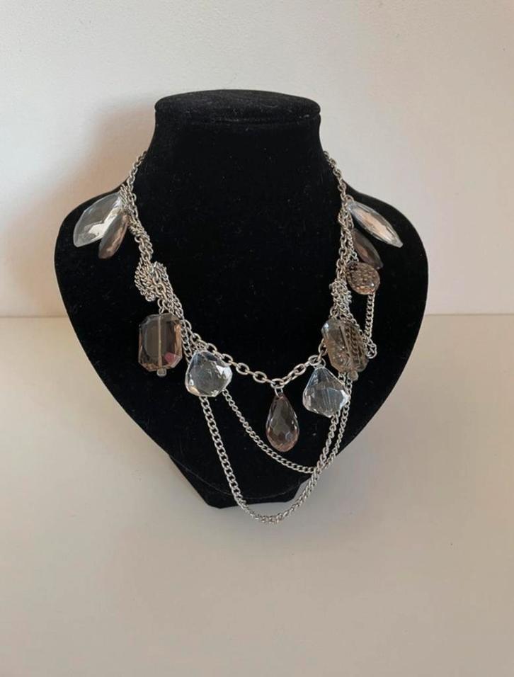 Zilverkleurige ketting met diverse hangers, Sieraden, Tassen en Uiterlijk, Kettingen, Nieuw, Overige materialen, Zilver, Met hanger