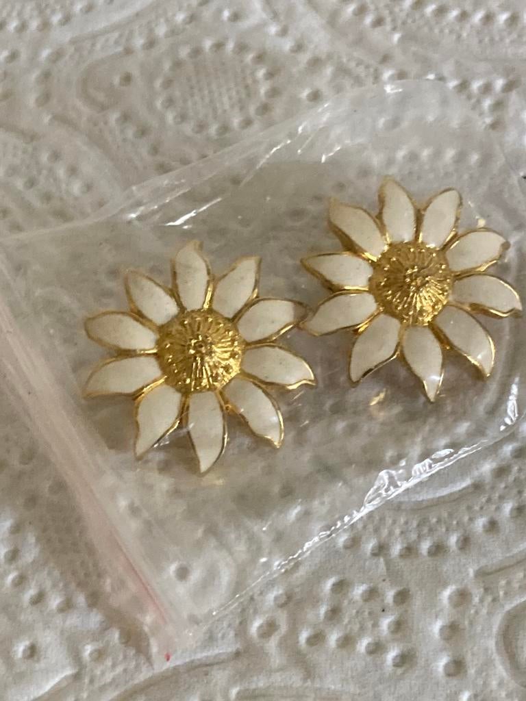 Mooie knip oorbellen bloem, Ophalen of Verzenden, Zo goed als nieuw, Overige materialen