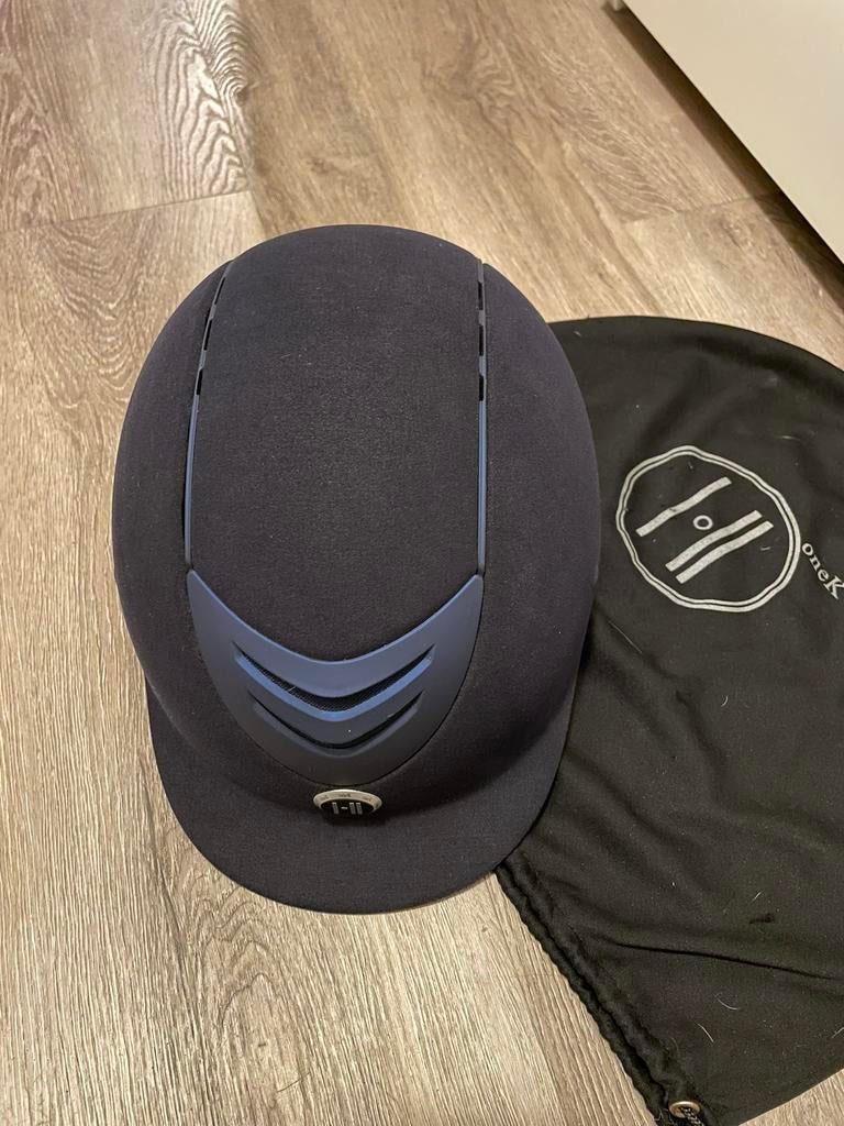 OneK cap donkerblauw, Dieren en Toebehoren, Paardrijkleding, Ophalen of Verzenden, Zo goed als nieuw