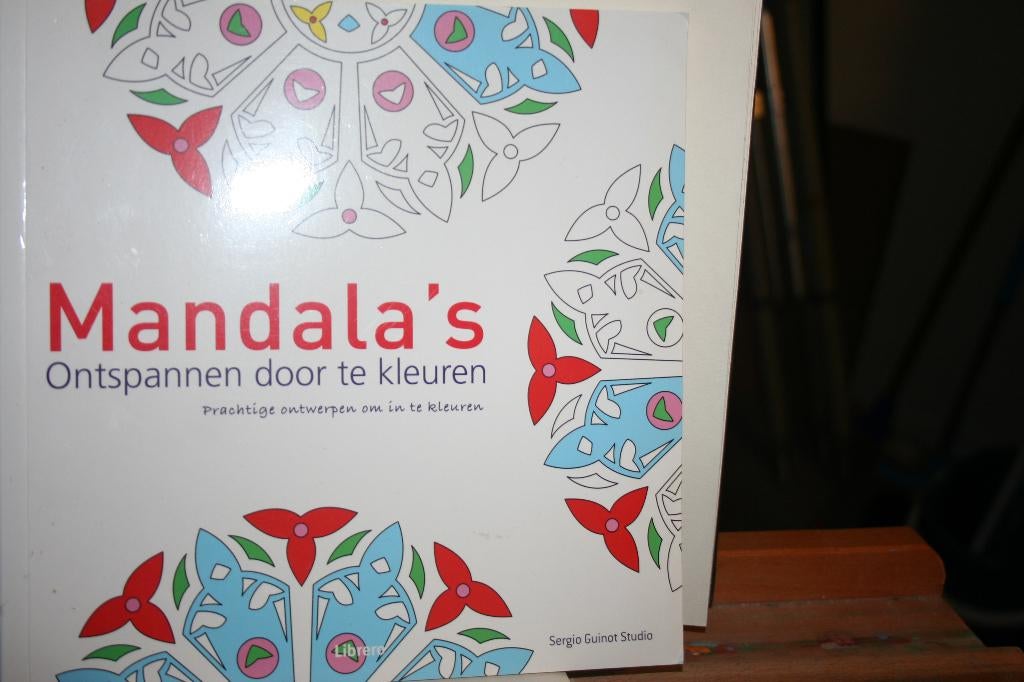 Sergio Guino Studio - Mandalas - ontspannen door te kleuren, Sergio Guino Studio, Nieuw, Ophalen of Verzenden, Tekenen en Schilderen