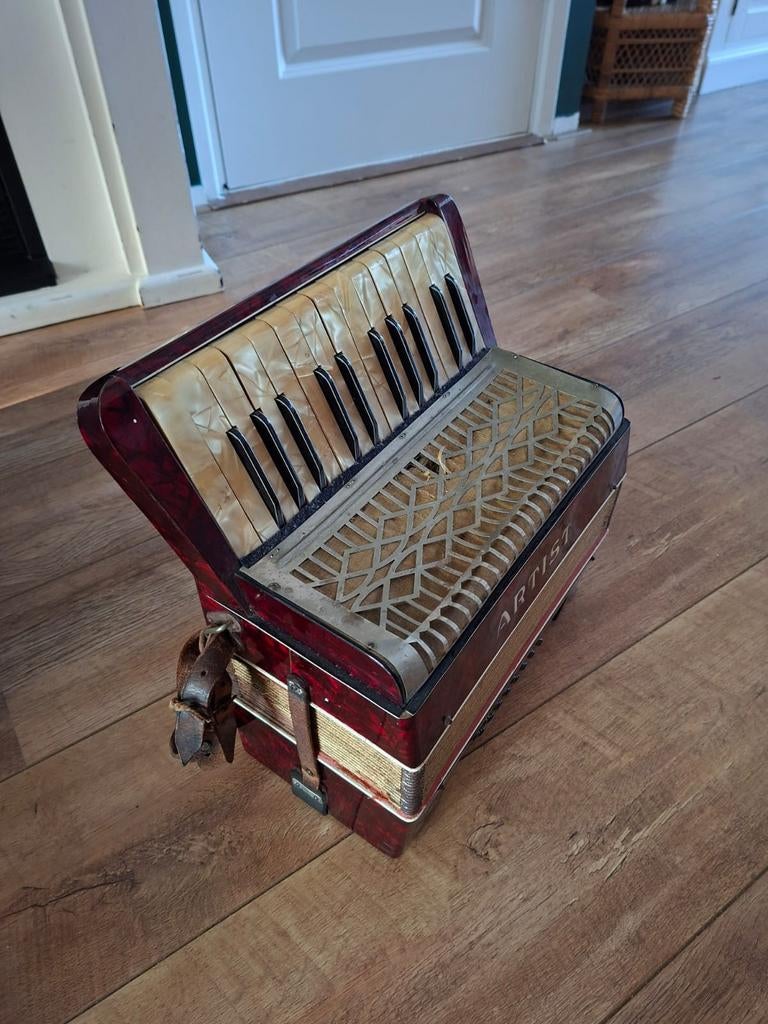 Accordeon - Rood, Muziek en Instrumenten, Accordeons, Gebruikt, Overige formaten, Toetsaccordeon, Ophalen