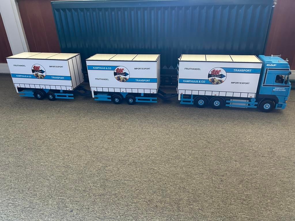 DAF XF met 2 trailers, Ophalen, Zo goed als nieuw, Groter dan 1:32