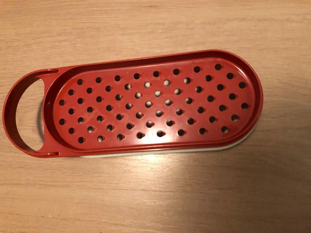 Tupperware raspaardje Rode rasp met opvangbakje, Overige typen, Kunststof, Ophalen of Verzenden, Zo goed als nieuw
