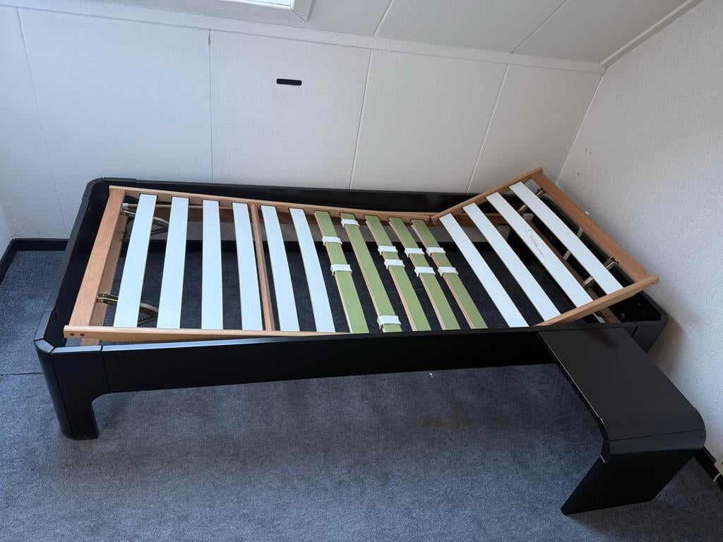 Zwarte eenpersoons Auping bed met afneembaar plankje, Huis en Inrichting, Slaapkamer | Bedden, Ophalen, Gebruikt, 90 cm, Eenpersoons