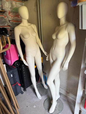 Twee paspoppen maat S beschikbaar voor biedingen