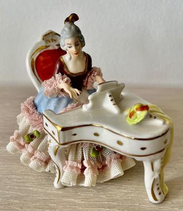 Prachtig porseleinen beeldje – dame aan de piano – Dresden s beschikbaar voor biedingen
