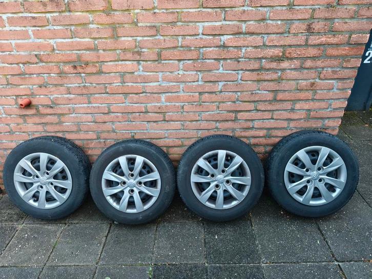 Hyundai i10 2016 13 inch wieldoppen banden Hankook, Auto diversen, Wieldoppen, Zo goed als nieuw, Ophalen