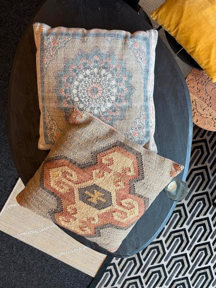 2x Dutchbone Kussens - Mooie sierkussens, Huis en Inrichting, Woonaccessoires | Kussens, Zo goed als nieuw, Beige, Vierkant, Ophalen