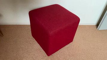 Rode Poef / Hocker  beschikbaar voor biedingen