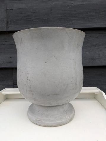 Stoere landelijke grote bloempot. beschikbaar voor biedingen