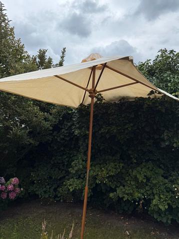 Parasol ecru ca. 2.50m doorsnee beschikbaar voor biedingen