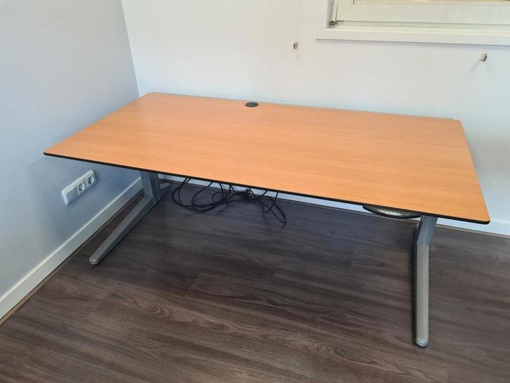 Ahrend bureaus 3 stuks, één recht en twee hoek, Huis en Inrichting, Bureaus, Zo goed als nieuw, Ophalen of Verzenden