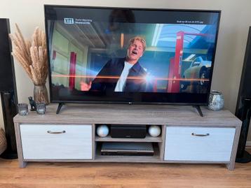 Tv-meubel en bijpassende salontafel beschikbaar voor biedingen