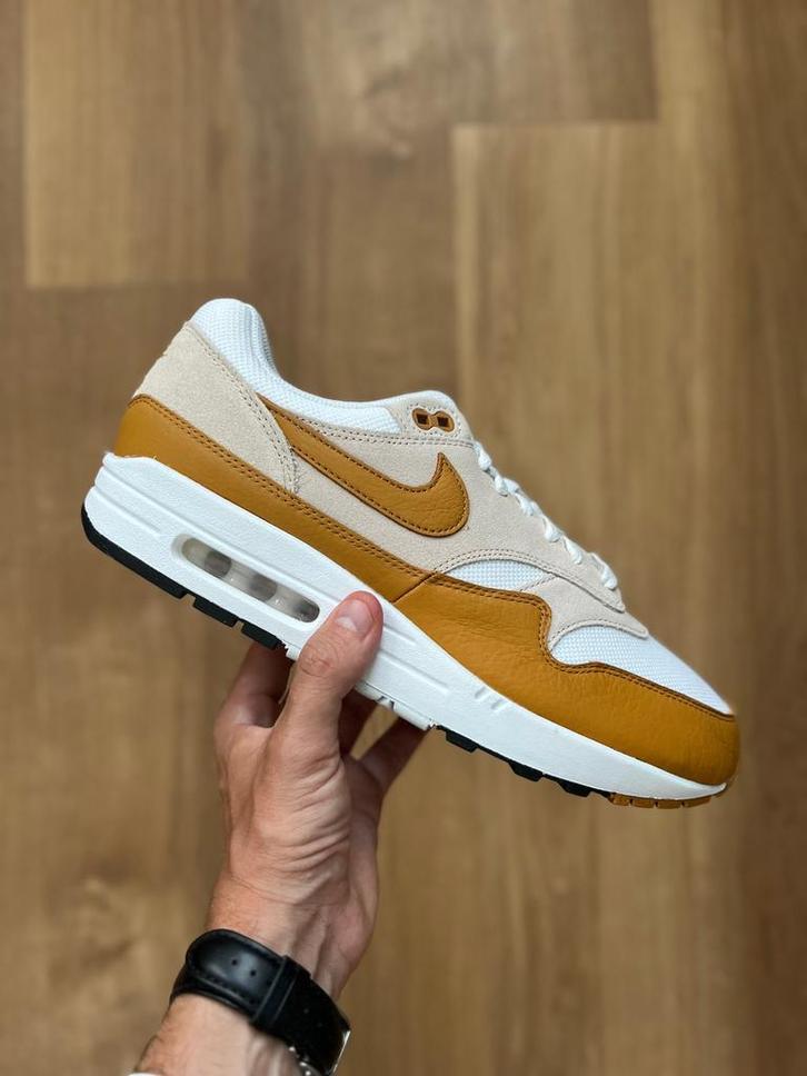 Nike Air Max 1 ‘Bronze’ 45,5 - 45.5, Kleding | Heren, Schoenen, Nieuw, Ophalen of Verzenden