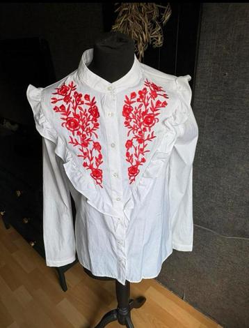 Mooie witte blouse met rode borduursels mt 38 ZGAN beschikbaar voor biedingen