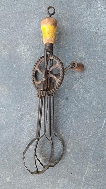 Vintage Handmixer met Houten Handvat beschikbaar voor biedingen