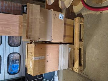 Pallet met diverse glasvezel lades en legborden  beschikbaar voor biedingen