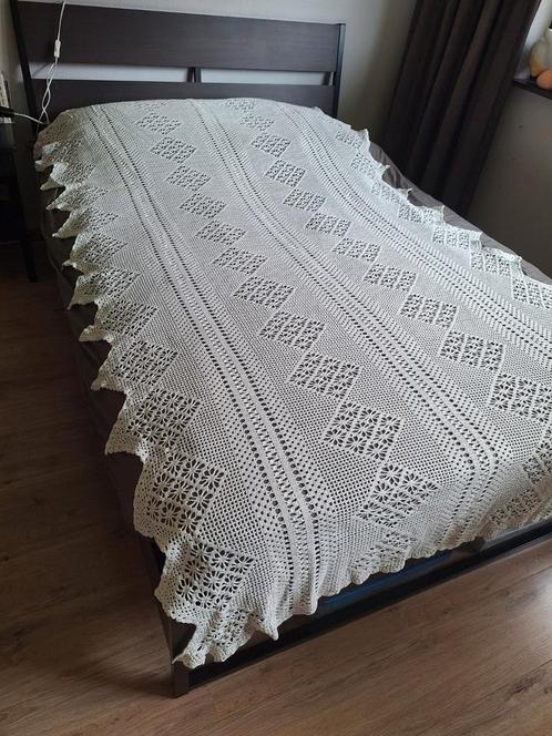 2 gehaakte spreien gebroken wit. 150 x 232 cm = 1 sprei, Huis en Inrichting, Slaapkamer | Beddengoed, Zo goed als nieuw, Overige typen