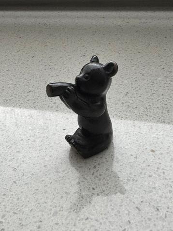 RICHARD ROHAC. "Little bear drinking from bottle", brons beschikbaar voor biedingen