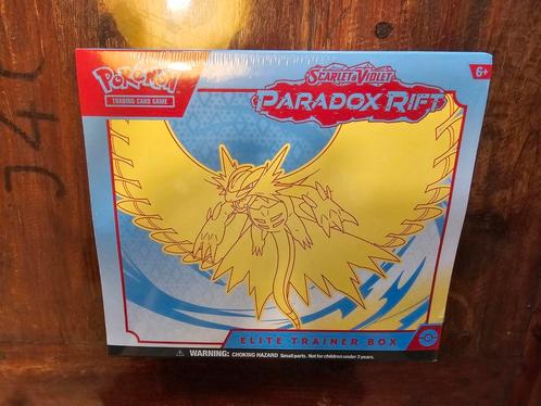 Pokemon Paradox Rift Elite Trainer Box – Roaring Moon - ETB, Hobby en Vrije tijd, Verzamelkaartspellen | Pokémon, Nieuw, Ophalen of Verzenden