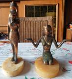 Twee koperen Egyptische beeldjes op marmeren voetstuk, Verzamelen, Beelden en Beeldjes, Ophalen of Verzenden, Zo goed als nieuw