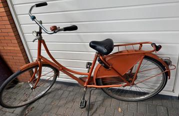 Oranje damesfiets beschikbaar voor biedingen