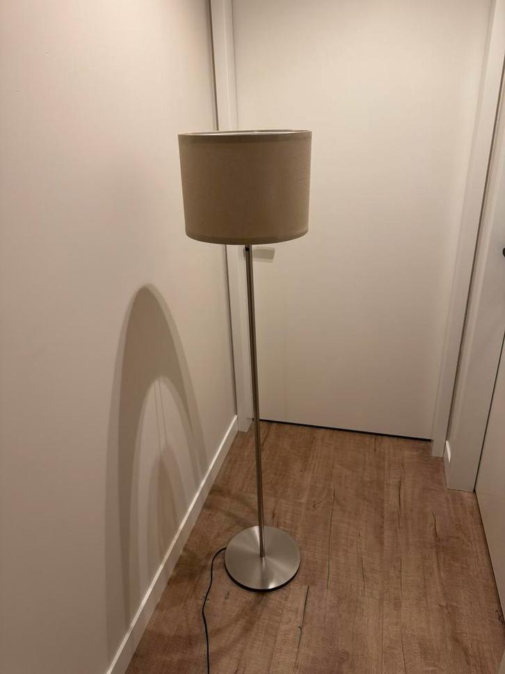 IKEA SKAFTET Staande lamp met taupe kap, Huis en Inrichting, Lampen | Vloerlampen, Zo goed als nieuw, 150 tot 200 cm, Ophalen