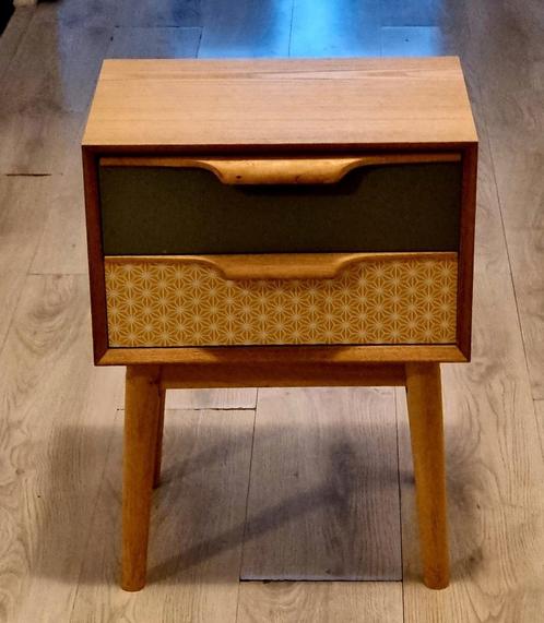 Moderne kastje, Huis en Inrichting, Slaapkamer | Nachtkastjes, Zo goed als nieuw, Minder dan 45 cm, Hout, Ophalen of Verzenden
