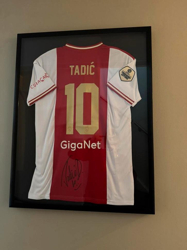 Shirt Dušan Tadić ingelijst en gesigneerd., Verzamelen, Sportartikelen en Voetbal, Nieuw, Shirt, Buitenlandse clubs, Ophalen
