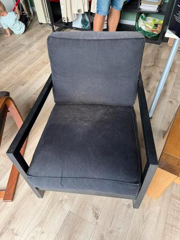 2 leuke zwarte stoelen beschikbaar voor biedingen