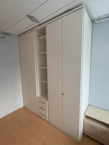 Grote Kledingkast met Veel Ruimte, sleutens en display ruim beschikbaar voor biedingen