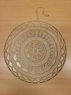 Ring met ecrukleurig haakwerk erin., Ophalen of Verzenden, Gebruikt