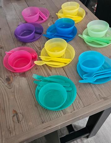 Vrolijk gekleurde servies beschikbaar voor biedingen