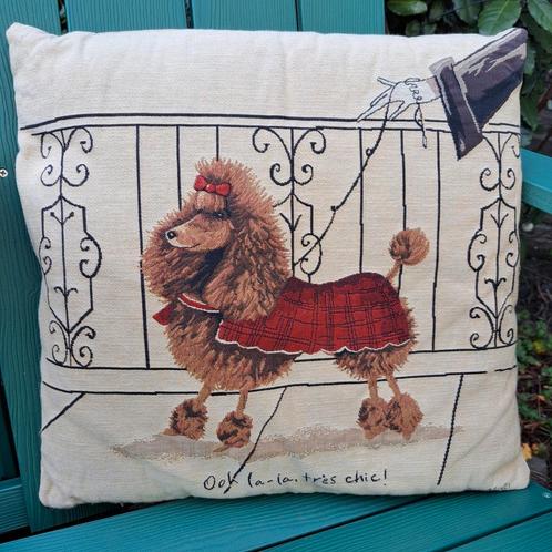 Sierkussen met poedel hond,  in Franse stijl., Huis en Inrichting, Woonaccessoires | Kussens, Zo goed als nieuw, Beige, Vierkant