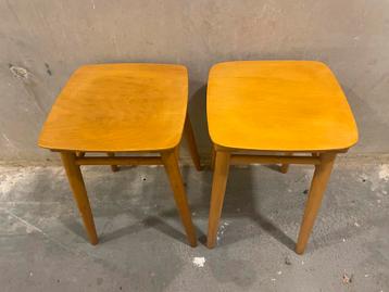 Set van 2 vintage berkenhouten krukjes beschikbaar voor biedingen