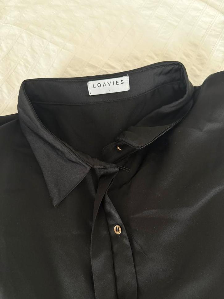 Zwarte Satijnachtige Blouse Loavies - Maat L, Kleding | Dames, Blouses en Tunieken, Zo goed als nieuw, Maat 38/40 (M), Zwart, Ophalen of Verzenden