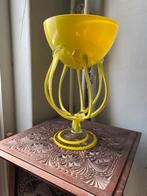 In Nieuwstaat Krosno kwal/octopus schaal op voet. Geel, Geel, Ophalen of Verzenden, Minder dan 50 cm, Glas