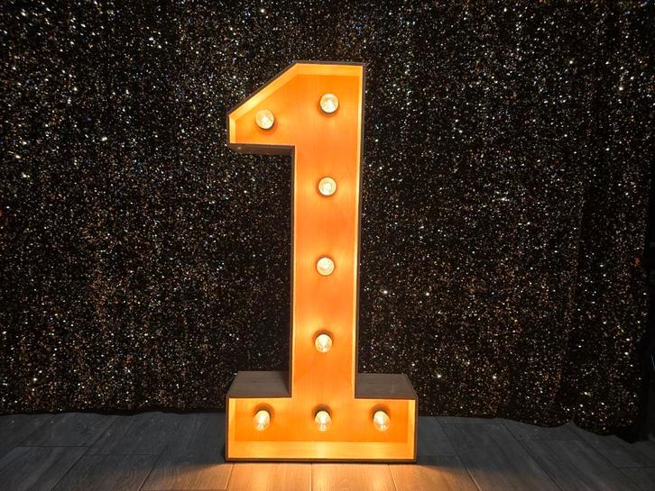 XL - Lichtcijfer 1 te huur!, Hobby en Vrije tijd, Feestartikelen | Verhuur, Zo goed als nieuw, Verjaardag, Ophalen of Verzenden