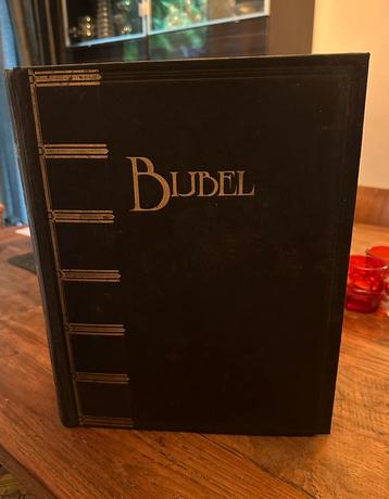 Grote, zware Bijbel beschikbaar voor biedingen